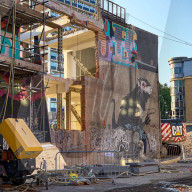 NEWS - Mauer mit Werk von Banksy wird mit Kran vor Zerstörung gerettet