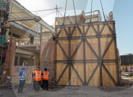 NEWS - Mauer mit Werk von Banksy wird mit Kran vor Zerstörung gerettet