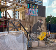 NEWS - Mauer mit Werk von Banksy wird mit Kran vor Zerstörung gerettet