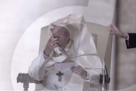 NEWS - Papst Franziskus wÃ¤hrend der windigen Mittwochsaudienz