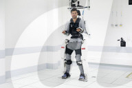 FEATURE - Gelähmter kann dank hirngesteuertem Exoskelett wieder gehen