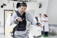 FEATURE - Gelähmter kann dank hirngesteuertem Exoskelett wieder gehen