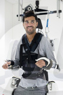 FEATURE - Gelähmter kann dank hirngesteuertem Exoskelett wieder gehen