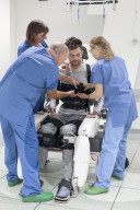 FEATURE - Gelähmter kann dank hirngesteuertem Exoskelett wieder gehen