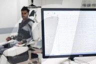 FEATURE - Gelähmter kann dank hirngesteuertem Exoskelett wieder gehen