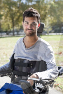 FEATURE - Gelähmter kann dank hirngesteuertem Exoskelett wieder gehen