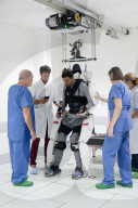 FEATURE - Gelähmter kann dank hirngesteuertem Exoskelett wieder gehen