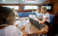 FEATURE - Dem Plastik auf der Spur: Frauencrew startet mit Segelschiff zur zweijährige eXXpedition-Forschungsmission rund um die Welt