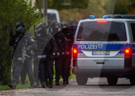 NEWS - Wiedersdorf: Ort nach tödlichen Schüssen in Halle abgeriegelt