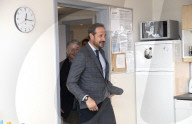 Haakon besucht die psychiatrische Klinik für Kinder und Jugendliche anlässlich des Welttags für psychische Gesundheit in Fredrikstad
