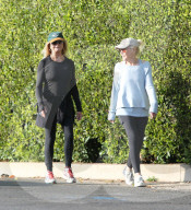 PREMIUM EXCLUSIVE Goldie Hawn Takes A Leisurely Stroll With A Workout Pal