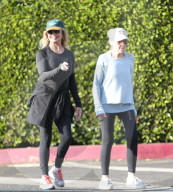 PREMIUM EXCLUSIVE Goldie Hawn Takes A Leisurely Stroll With A Workout Pal