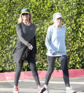 PREMIUM EXCLUSIVE Goldie Hawn Takes A Leisurely Stroll With A Workout Pal