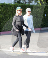 PREMIUM EXCLUSIVE Goldie Hawn Takes A Leisurely Stroll With A Workout Pal