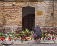 NEWS - Trauerbekundungen und Spuren des Anschlags an der Synagoge in Halle