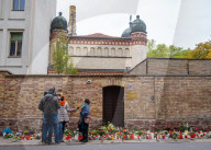 NEWS - Trauerbekundungen und Spuren des Anschlags an der Synagoge in Halle