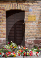 NEWS - Trauerbekundungen und Spuren des Anschlags an der Synagoge in Halle