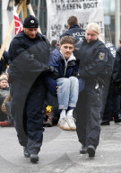 NEWS - Klima Aktivisten halten die deutsche Polizei auf Trab
