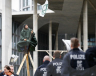 NEWS - Klima Aktivisten halten die deutsche Polizei auf Trab