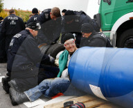 NEWS - Klima Aktivisten halten die deutsche Polizei auf Trab