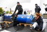 NEWS - Klima Aktivisten halten die deutsche Polizei auf Trab