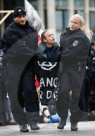 NEWS - Klima Aktivisten halten die deutsche Polizei auf Trab