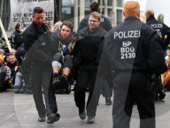 NEWS - Klima Aktivisten halten die deutsche Polizei auf Trab