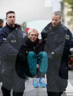 NEWS - Klima Aktivisten halten die deutsche Polizei auf Trab
