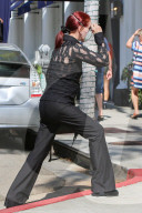 EXKLUSIV - Priscilla Presley 'maskiert' in Beverly Hills unterwegs