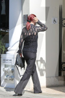 EXKLUSIV - Priscilla Presley 'maskiert' in Beverly Hills unterwegs