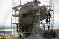 FEATURE - Die Mutter-Heimat-Statue in Wolgograd wird renoviert