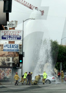 NEWS - Santa Monica: Auto prallt gegen Hydrant