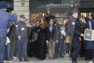 PEOPLE - Angelina Jolie shoppt mit mit Polizei auf Pferden in Paris