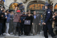 PEOPLE - Angelina Jolie shoppt mit mit Polizei auf Pferden in Paris