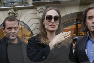 PEOPLE - Angelina Jolie shoppt mit mit Polizei auf Pferden in Paris