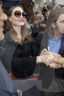PEOPLE - Angelina Jolie shoppt mit mit Polizei auf Pferden in Paris