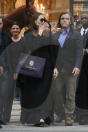 PEOPLE - Angelina Jolie shoppt mit mit Polizei auf Pferden in Paris