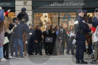 PEOPLE - Angelina Jolie shoppt mit mit Polizei auf Pferden in Paris