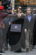 PEOPLE - Angelina Jolie shoppt mit mit Polizei auf Pferden in Paris