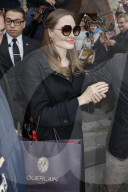 PEOPLE - Angelina Jolie shoppt mit mit Polizei auf Pferden in Paris