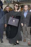 PEOPLE - Angelina Jolie shoppt mit mit Polizei auf Pferden in Paris