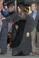 PEOPLE - Angelina Jolie shoppt mit mit Polizei auf Pferden in Paris