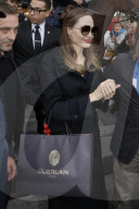 PEOPLE - Angelina Jolie shoppt mit mit Polizei auf Pferden in Paris