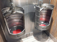 FEATURE - Bar mit Urinoir aus Bierfässer