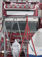 NEWS - Polizei findet 39 Leichen in Container nahe London (weitere Bilder)