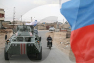 NEWS - Syrien: Russische Militärpolizei auf Patrouille an türkischer Grenze