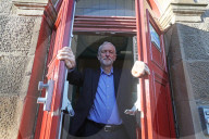 NEWS - Türöffner für Neuwahlen: Jeremy Corbyn verlässt Treffen in Schottland
