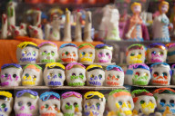 FEATURE - Süsse Totenköpfe im Verkauf zum Tag der Toten in Mexico