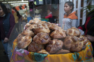 FEATURE - Süsse Totenköpfe im Verkauf zum Tag der Toten in Mexico