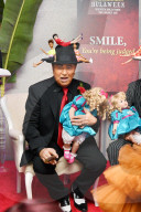 PEOPLE - Bette Midler's 2019 Hulaween Party - Inside 